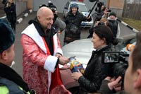 На Юго-Западе столицы &laquo;Полицейский Дед Мороз&raquo; в лице Гоши Куценко поздравил автолюбителей с наступающим праздником