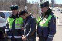 Полицейские ЮЗАО задержали столичного таксиста, который распространял наркотики во время работы
