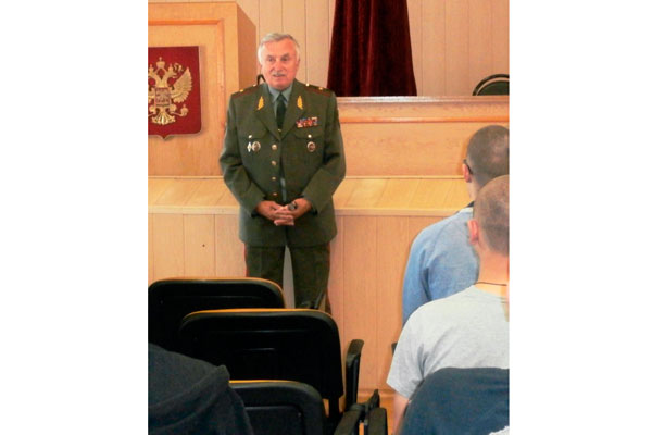 Перед призывниками выступает ветеран боевых действий генерал-майор Филиппенко Владимир Алексеевич